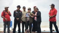 Wabup Sumenep saat membuka Festival Ojung 2025 di Pantai Badur.