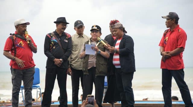 Wabup Sumenep saat membuka Festival Ojung 2025 di Pantai Badur.