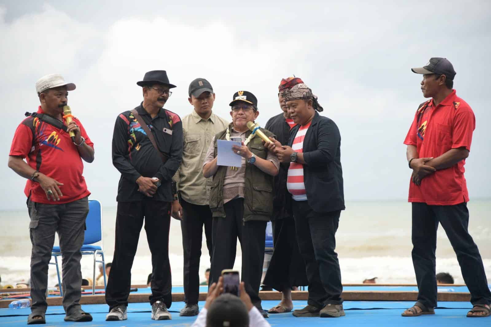 Wabup Sumenep saat membuka Festival Ojung 2025 di Pantai Badur.