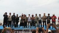 Ketua DPRD Sumenep, H. Zainal Arifin (kaos putih, tengah) saat menghadiri Festival Ojung 2025.