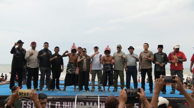 Ketua DPRD Sumenep, H. Zainal Arifin (kaos putih, tengah) saat menghadiri Festival Ojung 2025.