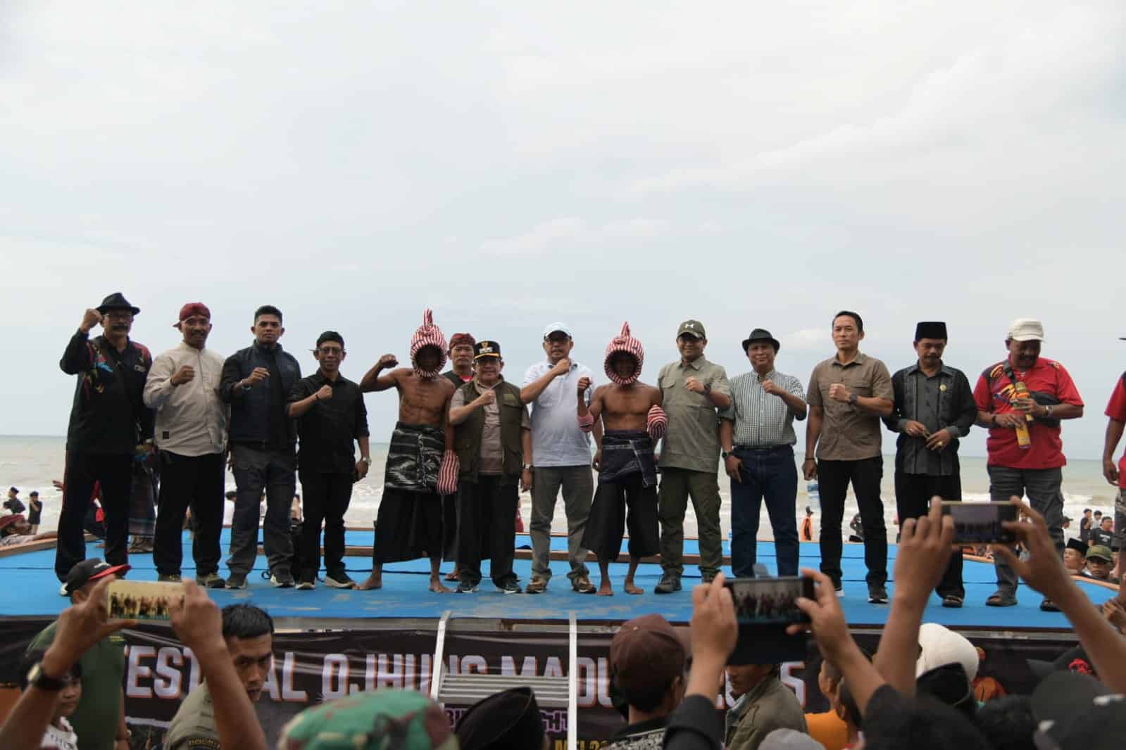 Ketua DPRD Sumenep, H. Zainal Arifin (kaos putih, tengah) saat menghadiri Festival Ojung 2025.