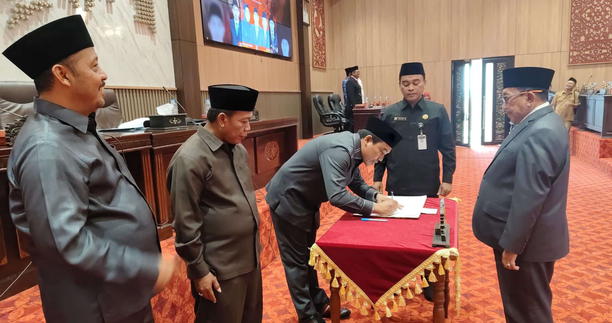 DPRD Sumenep menandatangani laporan hasil pembahasan Raperda Pertanggungjawaban APBD 2024.