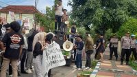 Puluhan mahasiswa Kangean unjuk rasa di depan kantor Pemkab Sumenep tolak survei seismik migas di Kangean.