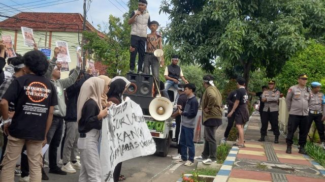 Puluhan mahasiswa Kangean unjuk rasa di depan kantor Pemkab Sumenep tolak survei seismik migas di Kangean.