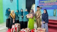 Ketua TP PKK Sumenep, Nia Kurnia Fauzi saat Menyalurkan Bantuan Sembako Eks Pasung.