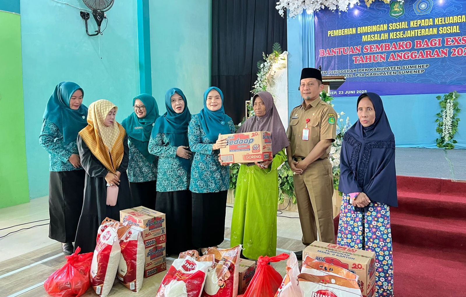Ketua TP PKK Sumenep, Nia Kurnia Fauzi saat Menyalurkan Bantuan Sembako Eks Pasung.
