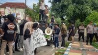 Puluhan mahasiswa yang tergabung dalam Gerakan Mahasiswa Kangean saat menyampaikan aspirasinya di depan Kantor Pemkab Sumenep menolak survei seismik migas oleh Kangean Energi Indonesia (KEI).