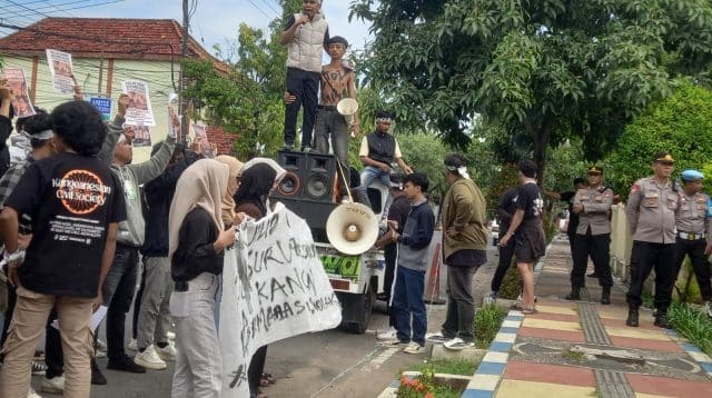 Puluhan mahasiswa yang tergabung dalam Gerakan Mahasiswa Kangean saat menyampaikan aspirasinya di depan Kantor Pemkab Sumenep menolak survei seismik migas oleh Kangean Energi Indonesia (KEI).