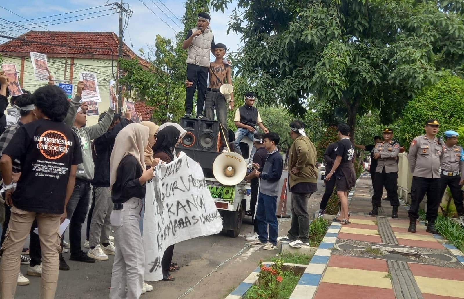 Puluhan mahasiswa yang tergabung dalam Gerakan Mahasiswa Kangean saat menyampaikan aspirasinya di depan Kantor Pemkab Sumenep menolak survei seismik migas oleh Kangean Energi Indonesia (KEI).