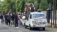Mahasiswa Kangean saat demo tolak survei seismik migas KKKS KEI di depan kantor Pemkab Sumenep.