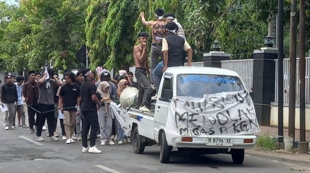 Mahasiswa Kangean saat demo tolak survei seismik migas KKKS KEI di depan kantor Pemkab Sumenep.
