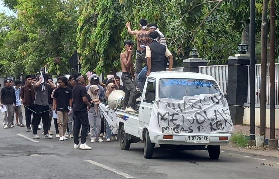 Mahasiswa Kangean saat demo tolak survei seismik migas KKKS KEI di depan kantor Pemkab Sumenep.