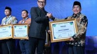 KH. Imam Hasyim, Wakil Bupati Sumenep saat penyerahan penghargaan dari PERPAMSI.