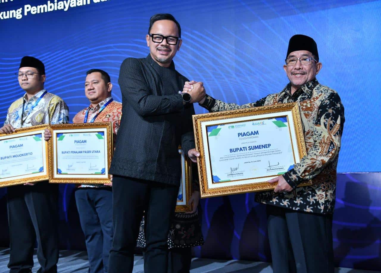 KH. Imam Hasyim, Wakil Bupati Sumenep saat penyerahan penghargaan dari PERPAMSI.