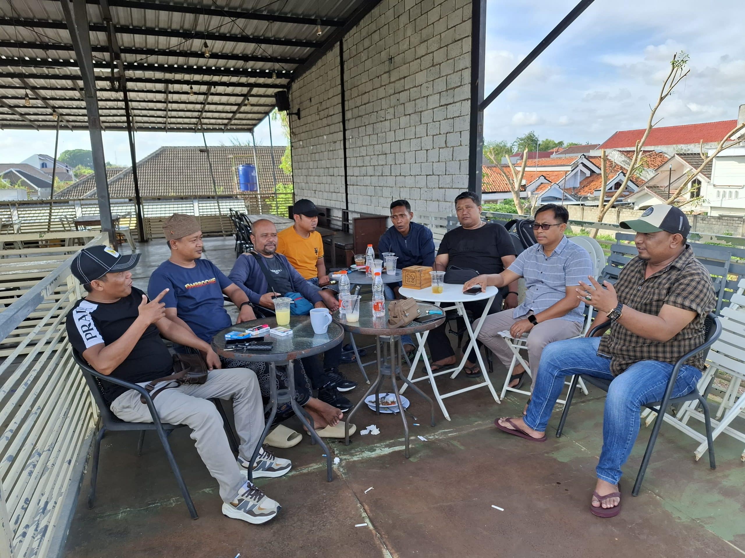 Para ketua 10 organisasi wartawan dan media di Sumenep saat berkumpul menyikapi rilis PT KEI yang dinilai menyesatkan.