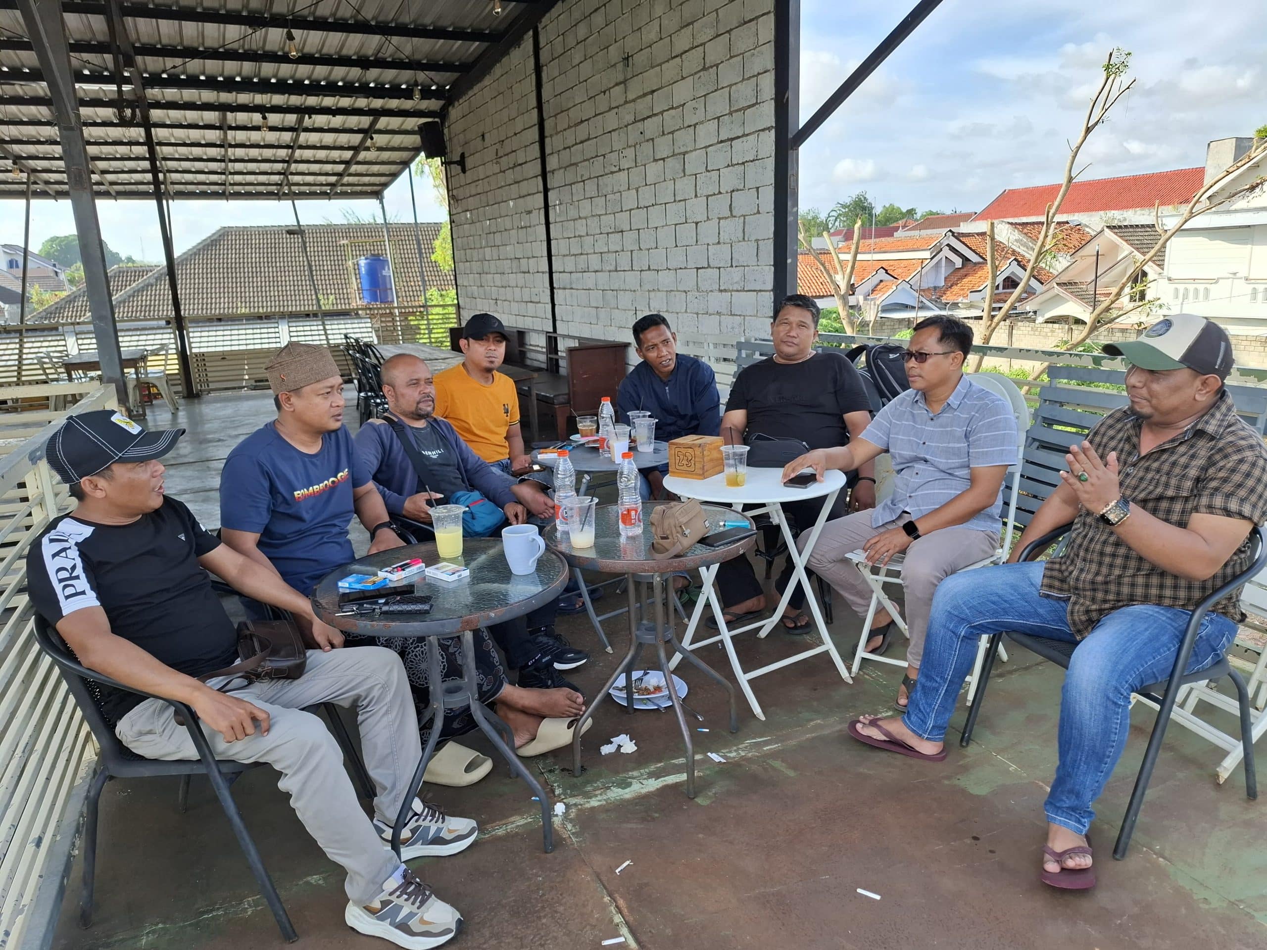 Ketua asosiasi wartawan dan media di Sumenep berkumpul membahas rilis KEI yang menuding pemberitaan pers menyesatkan.