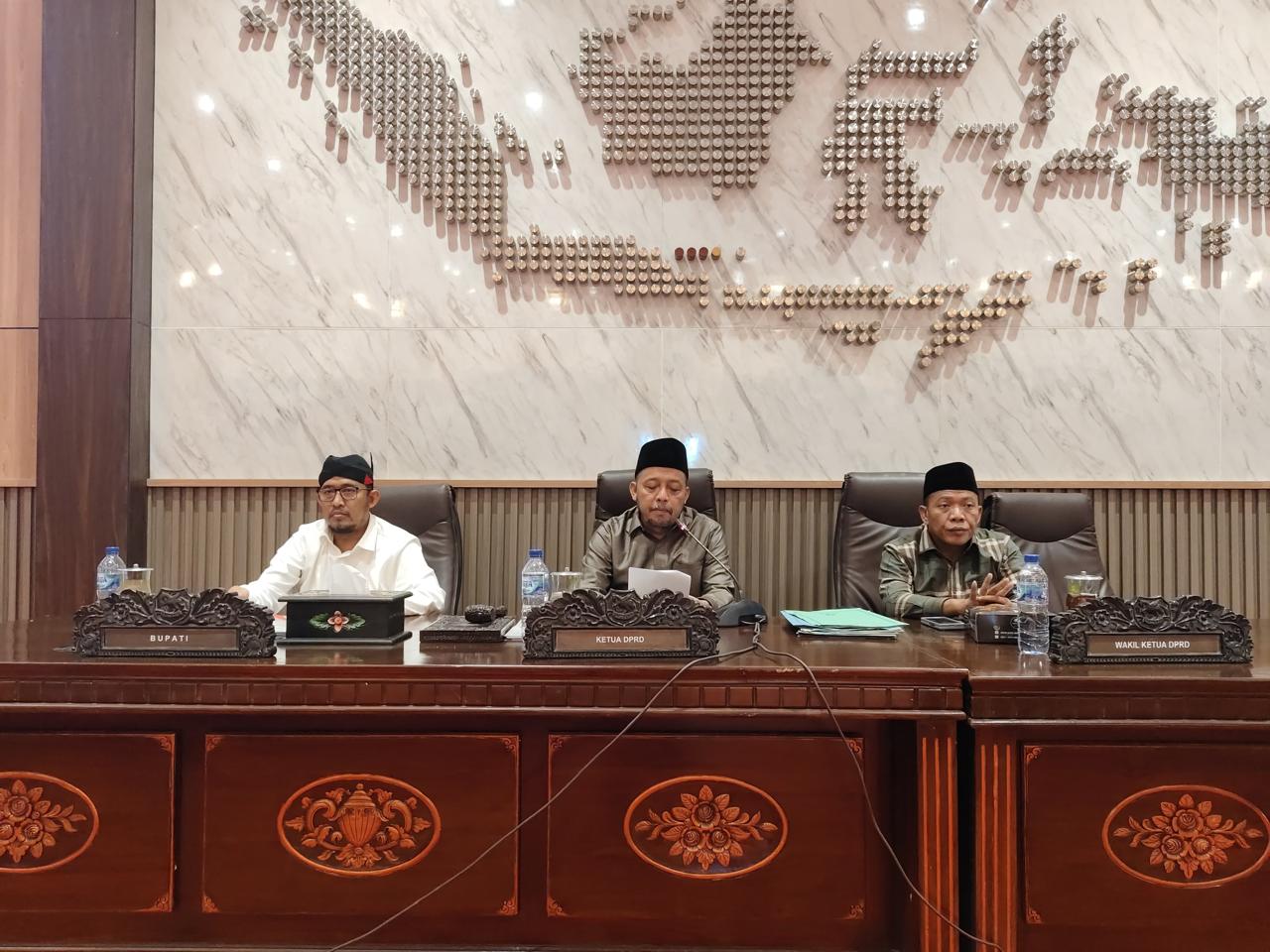 Bupati Sumenep, Achmad Fauzi Wongsojudo (baju putih) saat menghadiri rapat paripurna di gedung DPRD Sumenep