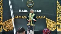 Bupati Sumenep, Achmad Fauzi Wongsojudo saat membuka Haul Akbar dan Jamasan Keris di Desa Aeng Tong-tong.