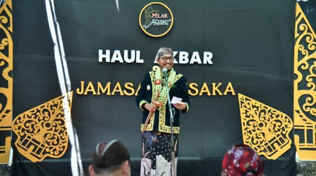 Bupati Sumenep, Achmad Fauzi Wongsojudo saat membuka Haul Akbar dan Jamasan Keris di Desa Aeng Tong-tong.