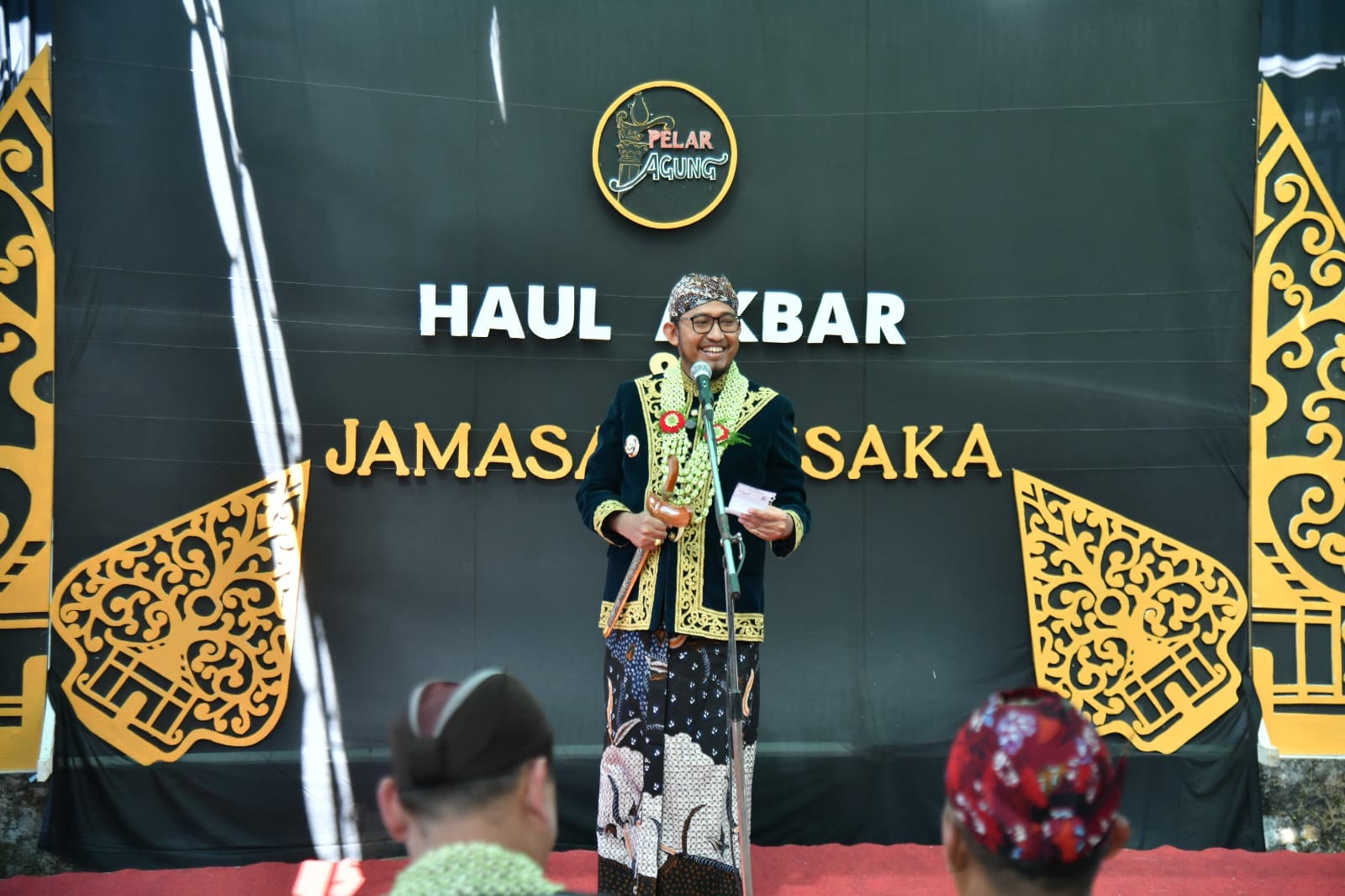 Bupati Sumenep, Achmad Fauzi Wongsojudo saat membuka Haul Akbar dan Jamasan Keris di Desa Aeng Tong-tong.