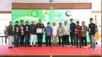 Para perwakilan media dan pemangku kepentingan foto bersama usai menerima penghargaan pada acara FGD.