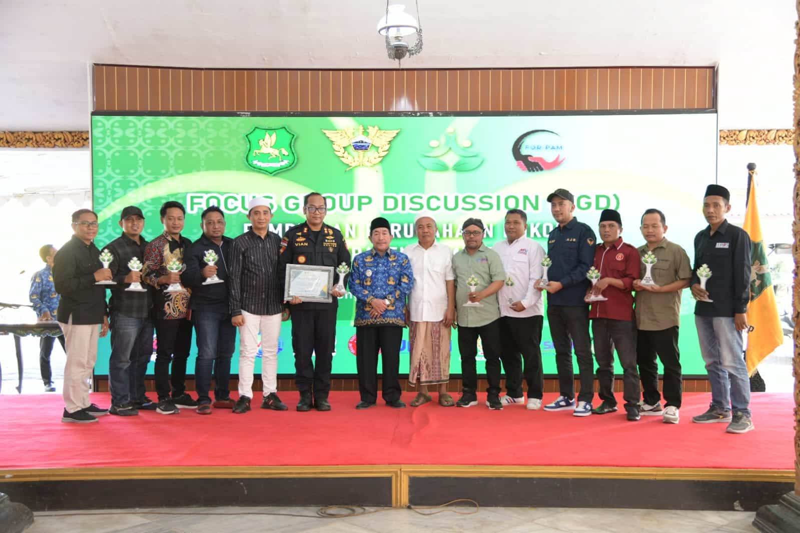 Para perwakilan media dan pemangku kepentingan foto bersama usai menerima penghargaan pada acara FGD.