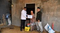 Bupati Fauzi bersama Ketua Baznas Sumenep Ahmad Rahman memberikan bantuan RTLH kepada warga Kolor.