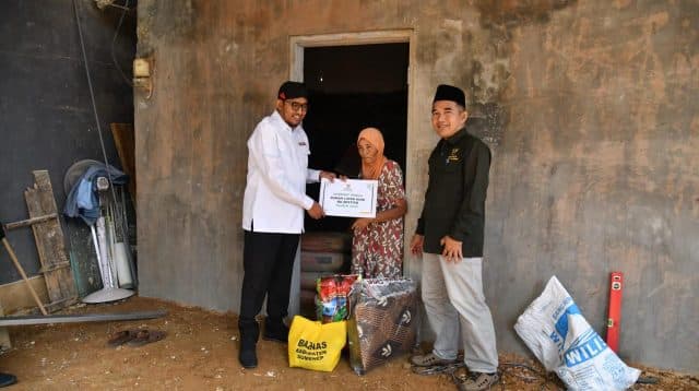 Bupati Fauzi bersama Ketua Baznas Sumenep Ahmad Rahman memberikan bantuan RTLH kepada warga Kolor.