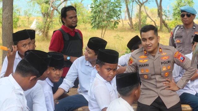 Kapolsek Dungkek IPTU Harri Putra Makmur, menyapa siswa di Pulau Giliiyang.