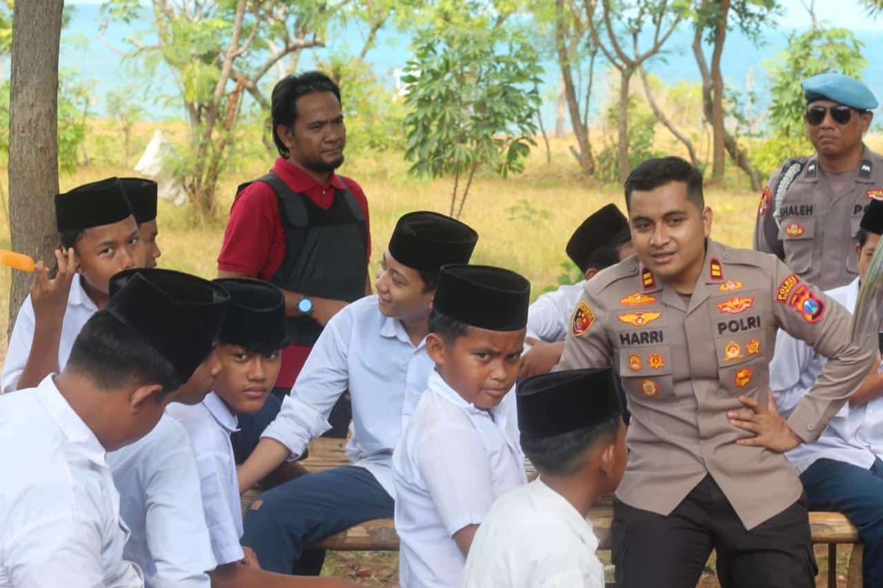 Kapolsek Dungkek IPTU Harri Putra Makmur, menyapa siswa di Pulau Giliiyang.