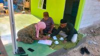 Tim Baznas Sumenep, saat menyerahkan kunci kepada Toriyah di Desa Matanair, Kecamatan Rubaru.