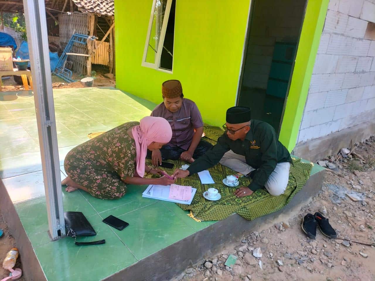 Tim Baznas Sumenep, saat menyerahkan kunci kepada Toriyah di Desa Matanair, Kecamatan Rubaru.