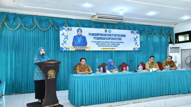 Ketua TP PKK Sumenep, Nia Kurnia Fauzi saat membuka kegiatan Pendampingan dan Penyuluhan Pendirian Koperasi PKK di Sekretariat PKK.