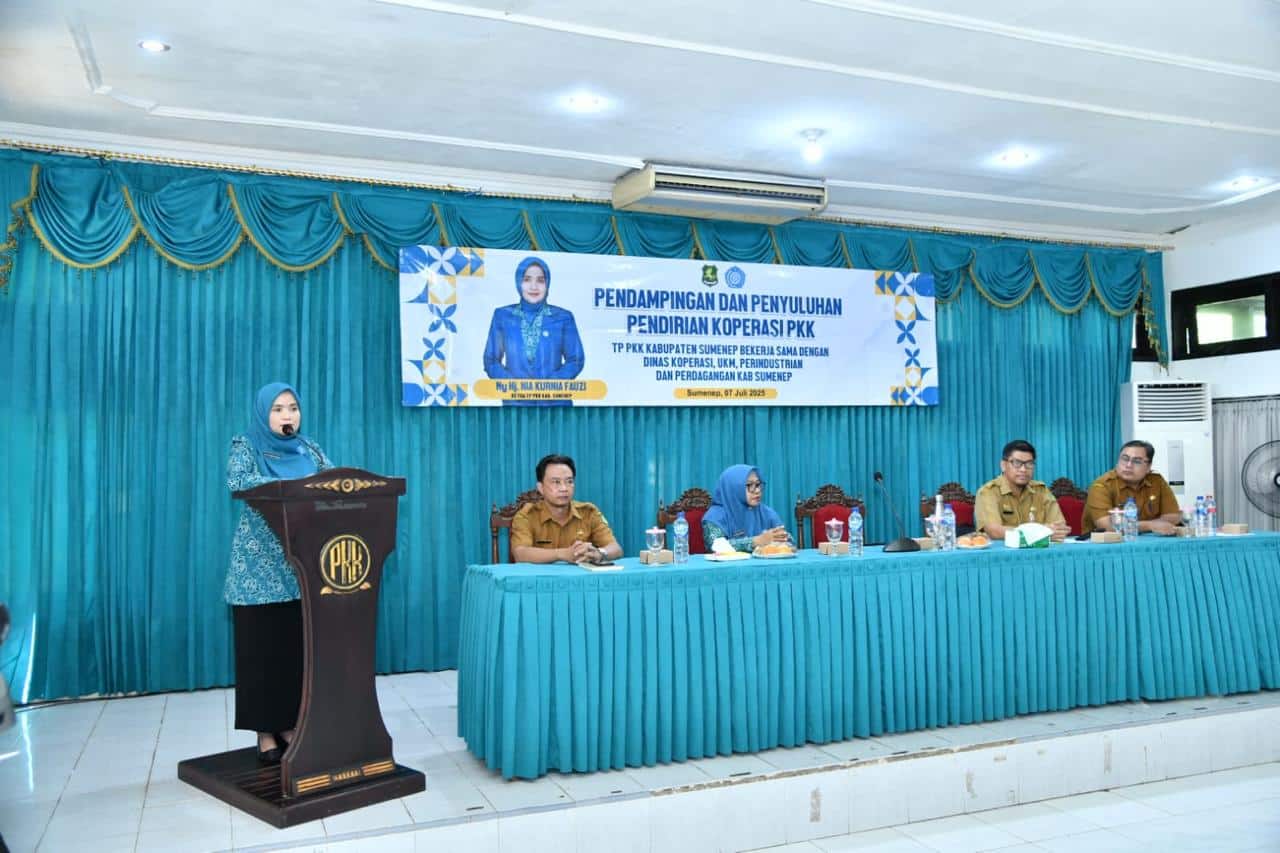 Ketua TP PKK Sumenep, Nia Kurnia Fauzi saat membuka kegiatan Pendampingan dan Penyuluhan Pendirian Koperasi PKK di Sekretariat PKK.