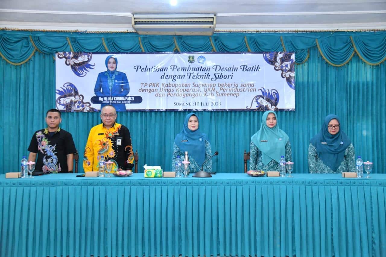 Ketua TP PKK Sumenep, Nia Kurnia Fauzi saat sambutan dan membuka pelatihan Batik Shibori di Sekretariat PKK Sumenep.