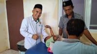 Ketua Baznas Sumenep, Ahmad Rahman saat mendampingi salah satu peserta khitanan.
