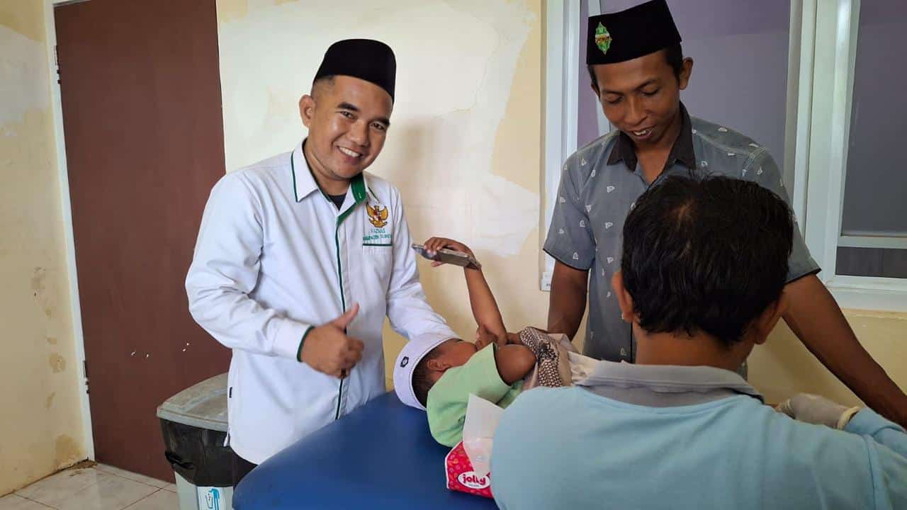 Ketua Baznas Sumenep, Ahmad Rahman saat mendampingi salah satu peserta khitanan.
