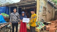 Ketua Baznas Sumenep, Ahmad Rahman saat menyalurkan bantuan RTLH kepada korban tabung gas di Kalianget.