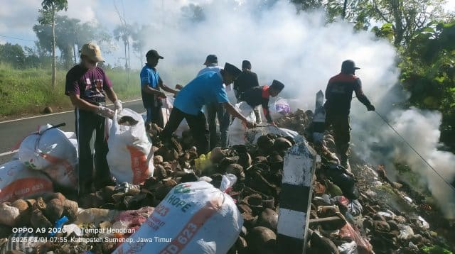 PAC GP Ansor Batang Batang membersihkan sampah liar di seputar jalan tekongan.