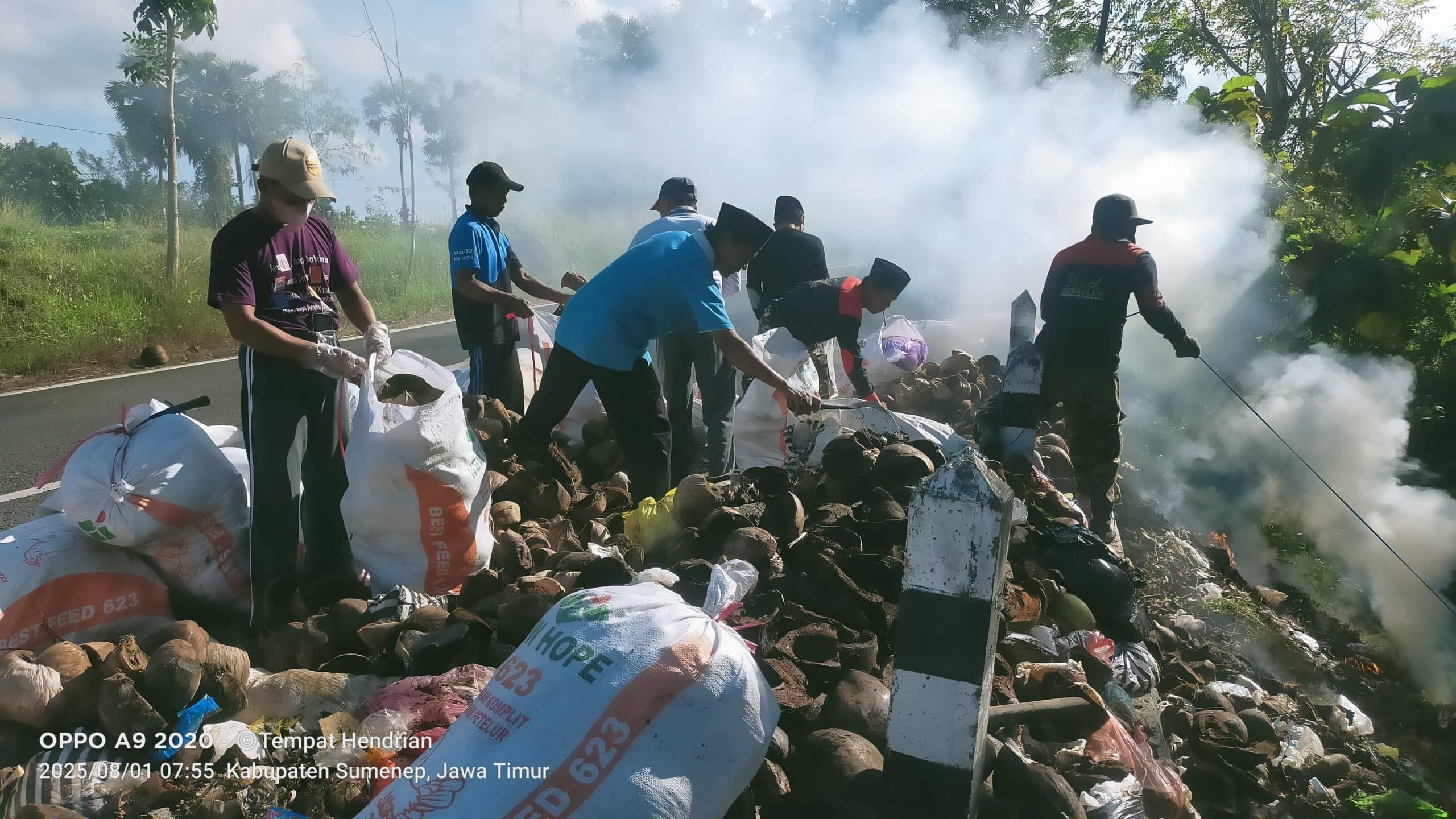 PAC GP Ansor Batang Batang membersihkan sampah liar di seputar jalan tekongan.