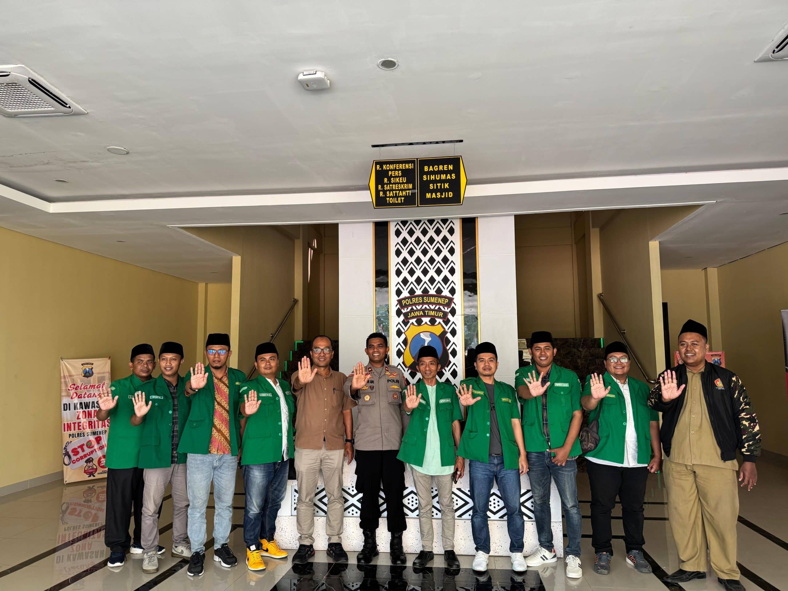 Satgas Baanar PC GP Ansor Sumenep saat silaturrahmi ke Mapolres Sumenep.