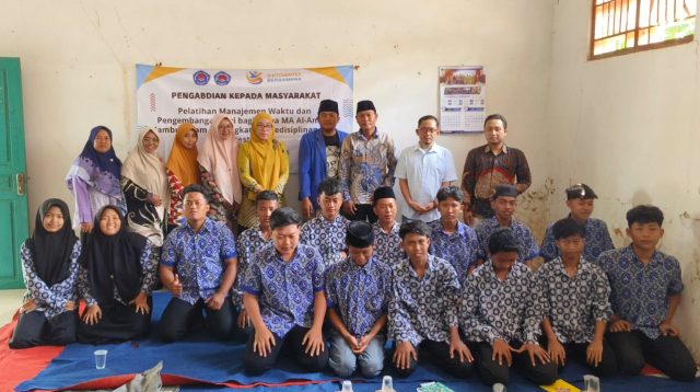 Foto bersama Tim PKM Unija dengan siswa MA Al Amin Jambu.