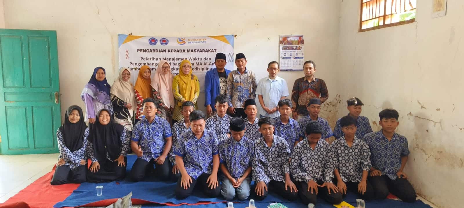 Foto bersama Tim PKM Unija dengan siswa MA Al Amin Jambu.