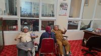H. Zainal Arifi, Ketua DPRD Sumenep saat melakukan donor darah.