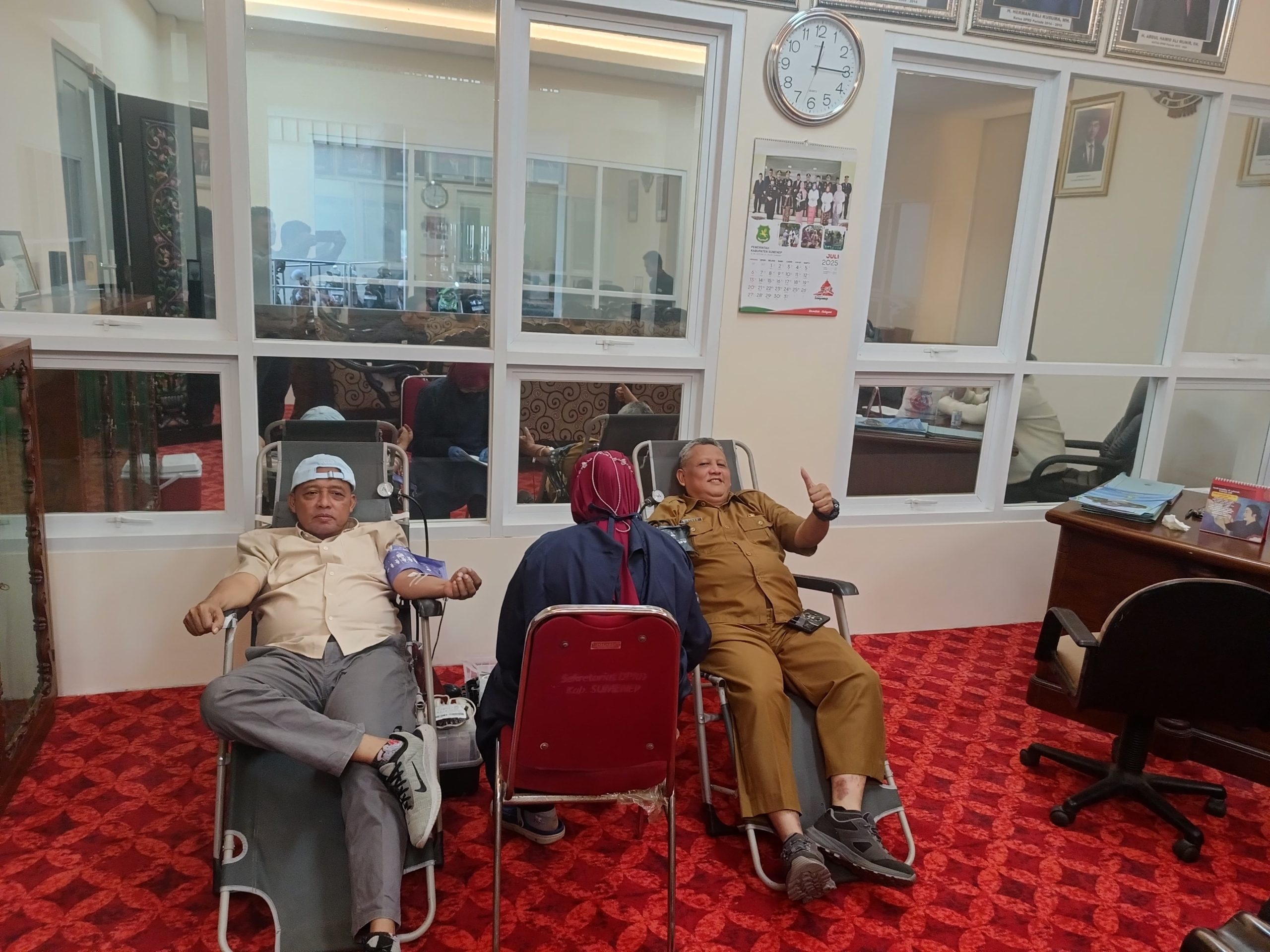 H. Zainal Arifi, Ketua DPRD Sumenep saat melakukan donor darah.