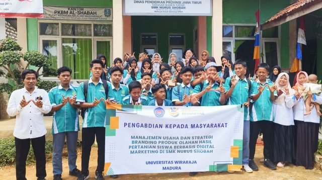 Dosen Unija Sumenep foto bersama siswa SMK Nurus Shobah.