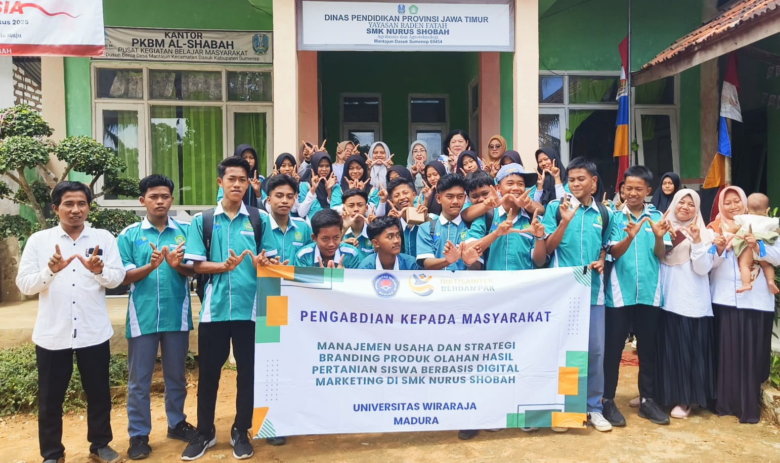 Dosen Unija Sumenep foto bersama siswa SMK Nurus Shobah.