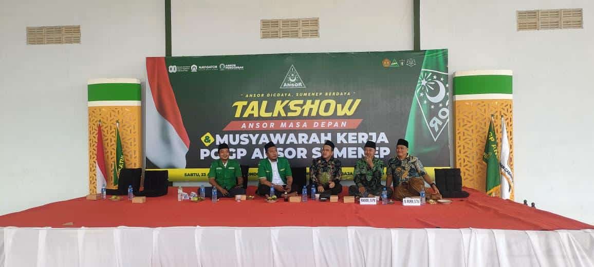 3 Narasumber saat menyampaiakan materi di Talkshow PC GP Ansor Sumenep.