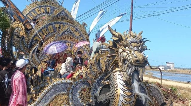 Suasana karnaval HUT RI ke-80 di Desa Karanganyar, Kalianget.